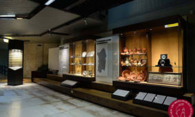 esposizione della coppa in vetro da Ittiri presso il Museo Archeologico Nazionale di Cagliari, allestimento attuale