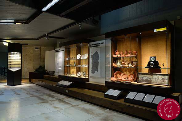 esposizione della coppa in vetro da Ittiri presso il Museo Archeologico Nazionale di Cagliari, allestimento attuale