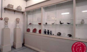 Esposizione della coppa in vetro da Ittiri presso il Reggio Museo Archeologico di Cagliari, sala cristiana