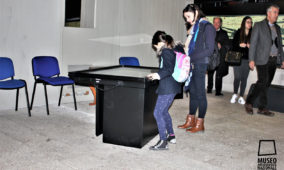 Visitatori al tavolo touch