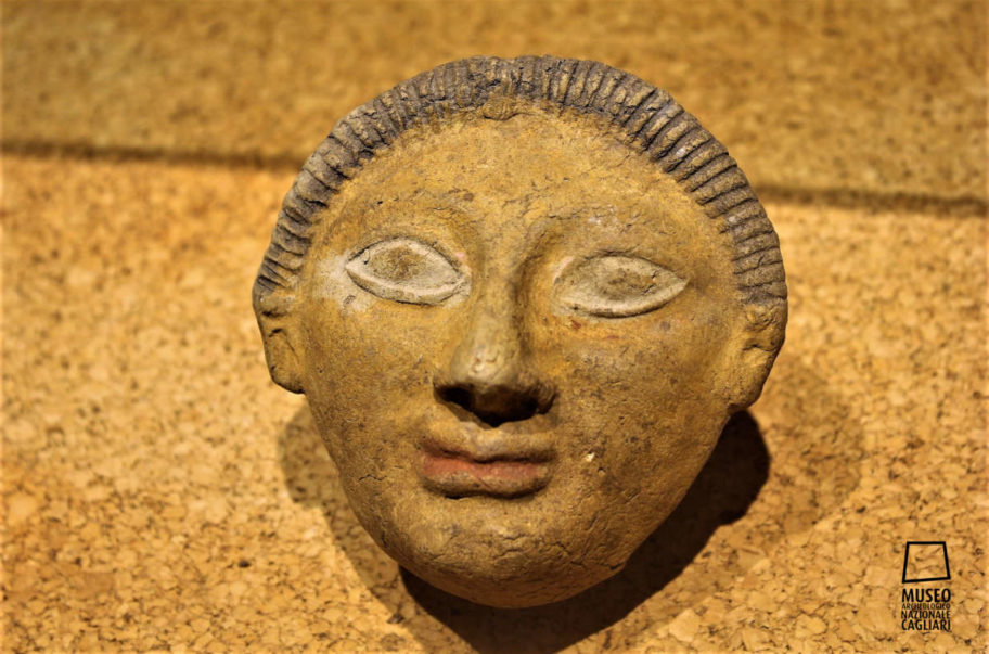 Placchetta votiva in ceramica raffigurante un volto maschile